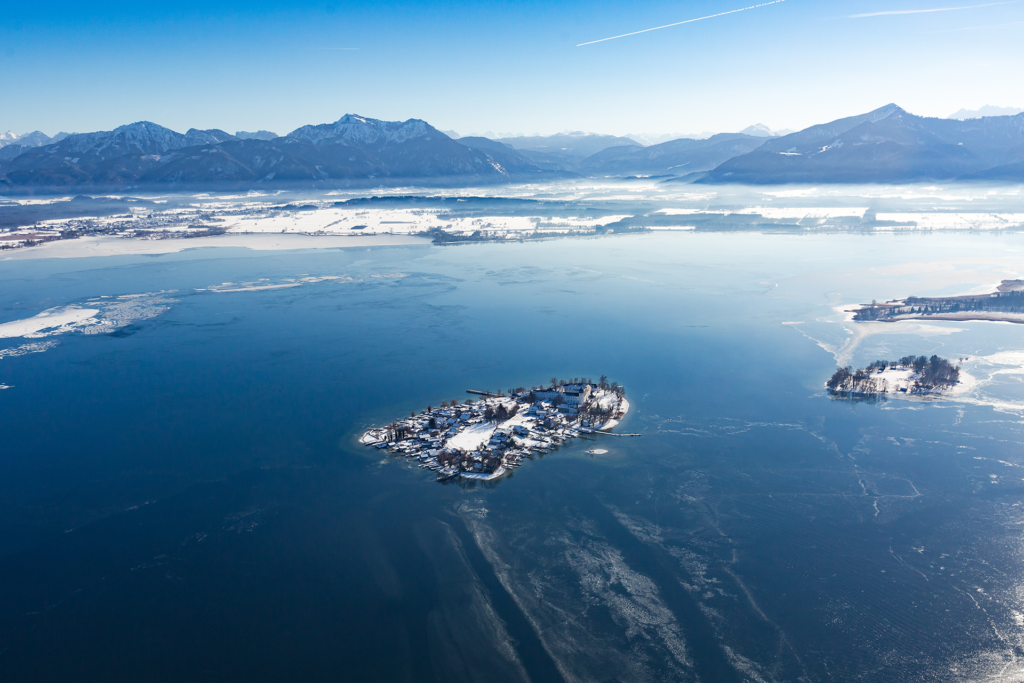 Luftaufnahme Winter auf die Fraueninsel Chiemsee