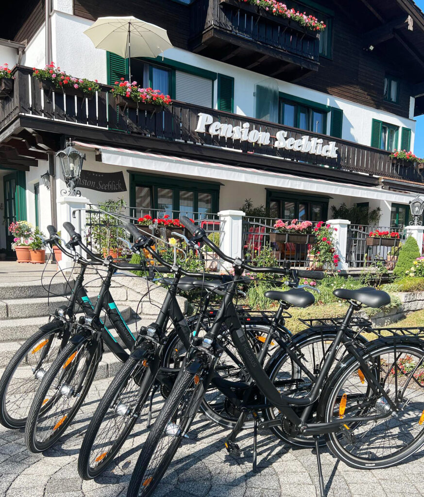 Fahrräder vor der Pension Seeblick in Seebruck