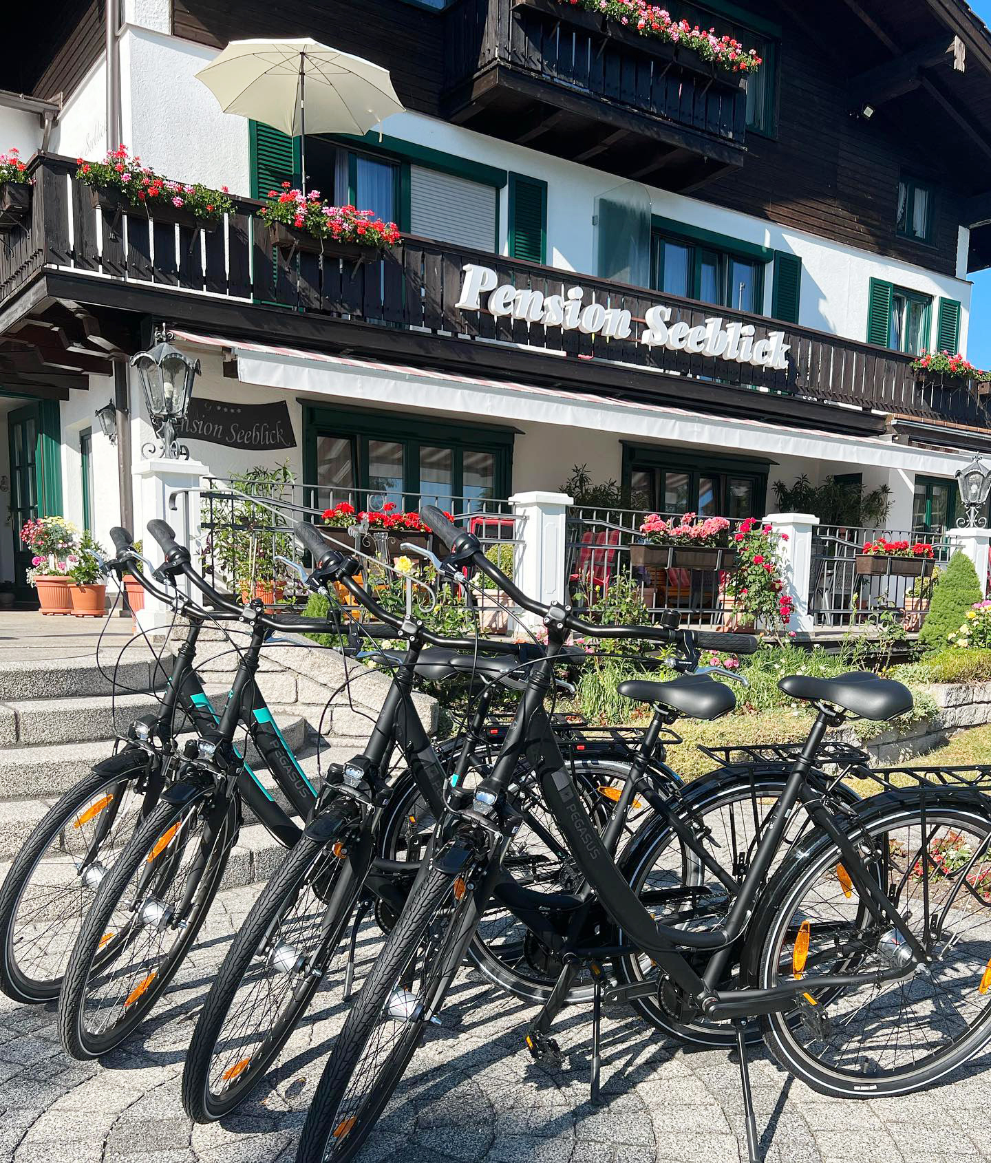 Fahrräder vor der Pension Seeblick in Seebruck