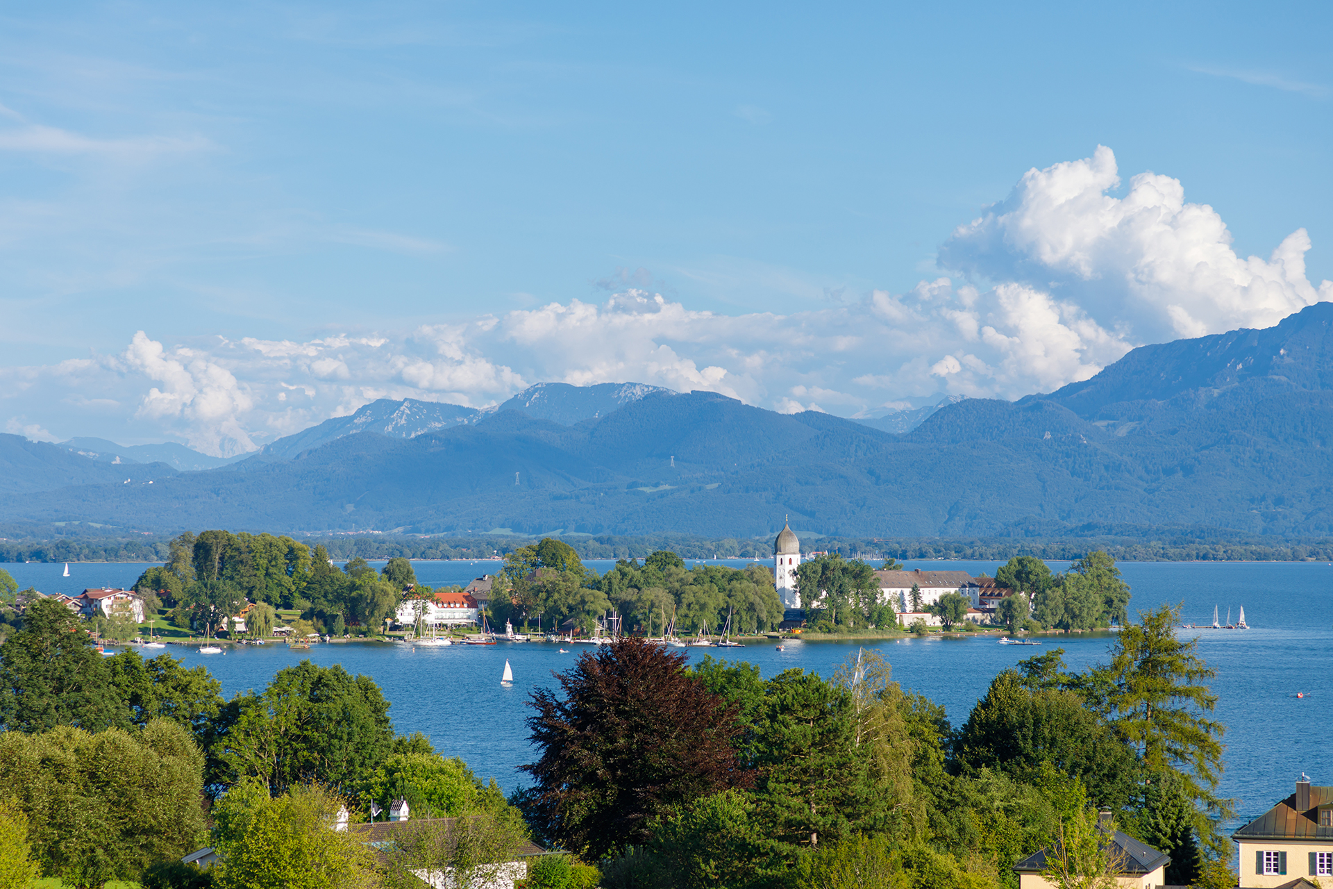 Fraueninsel Chiemsee mit Blick die Chiemgauer Alpen