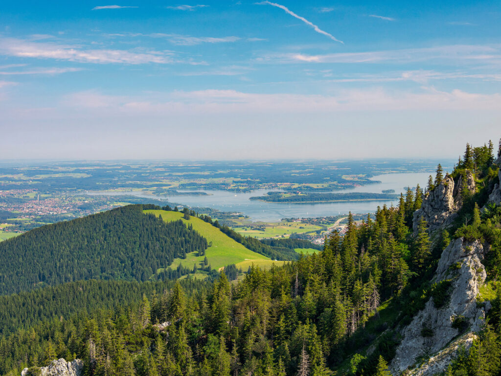 Blick von der Kampenwand auf den Chiemsee