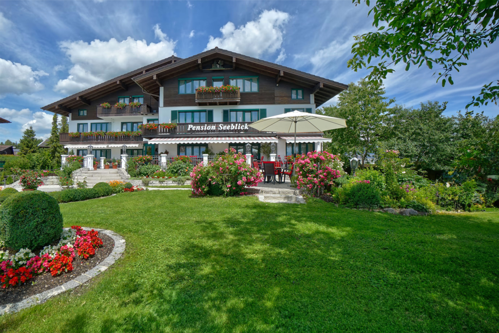 Hausansicht und Garten Pension Seeblick Seebruck