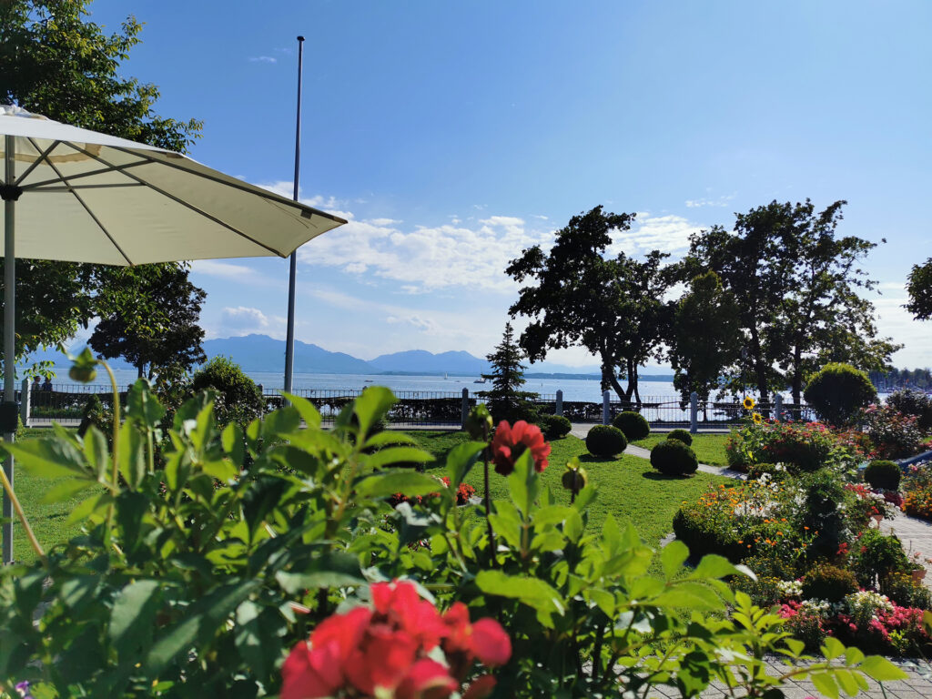 Pension Seeblick Garten mit Chiemseeblick